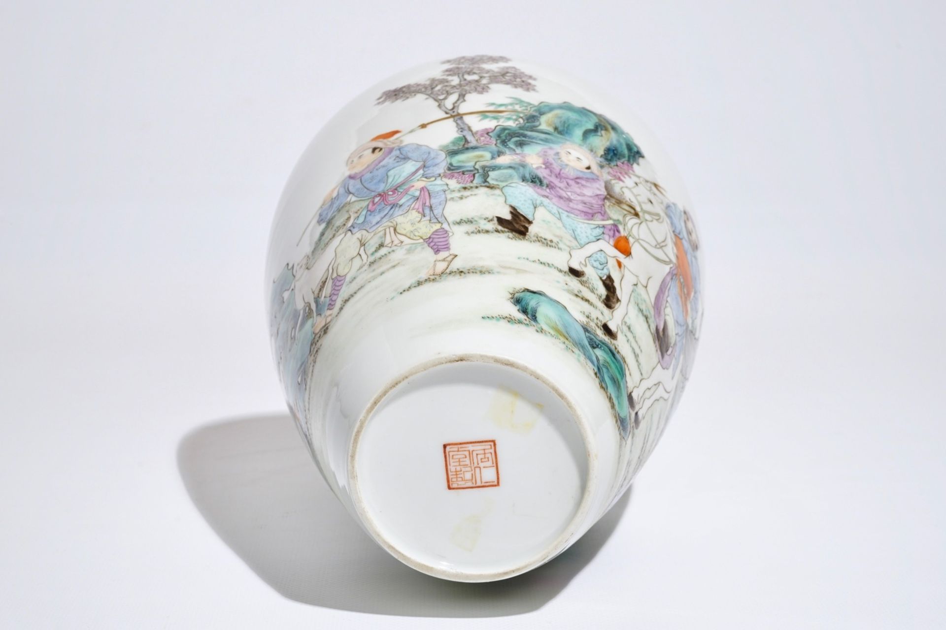 A Chinese famille rose warriors vase, Ju Ren Tang mark, Republic, 20th C. - Image 6 of 7