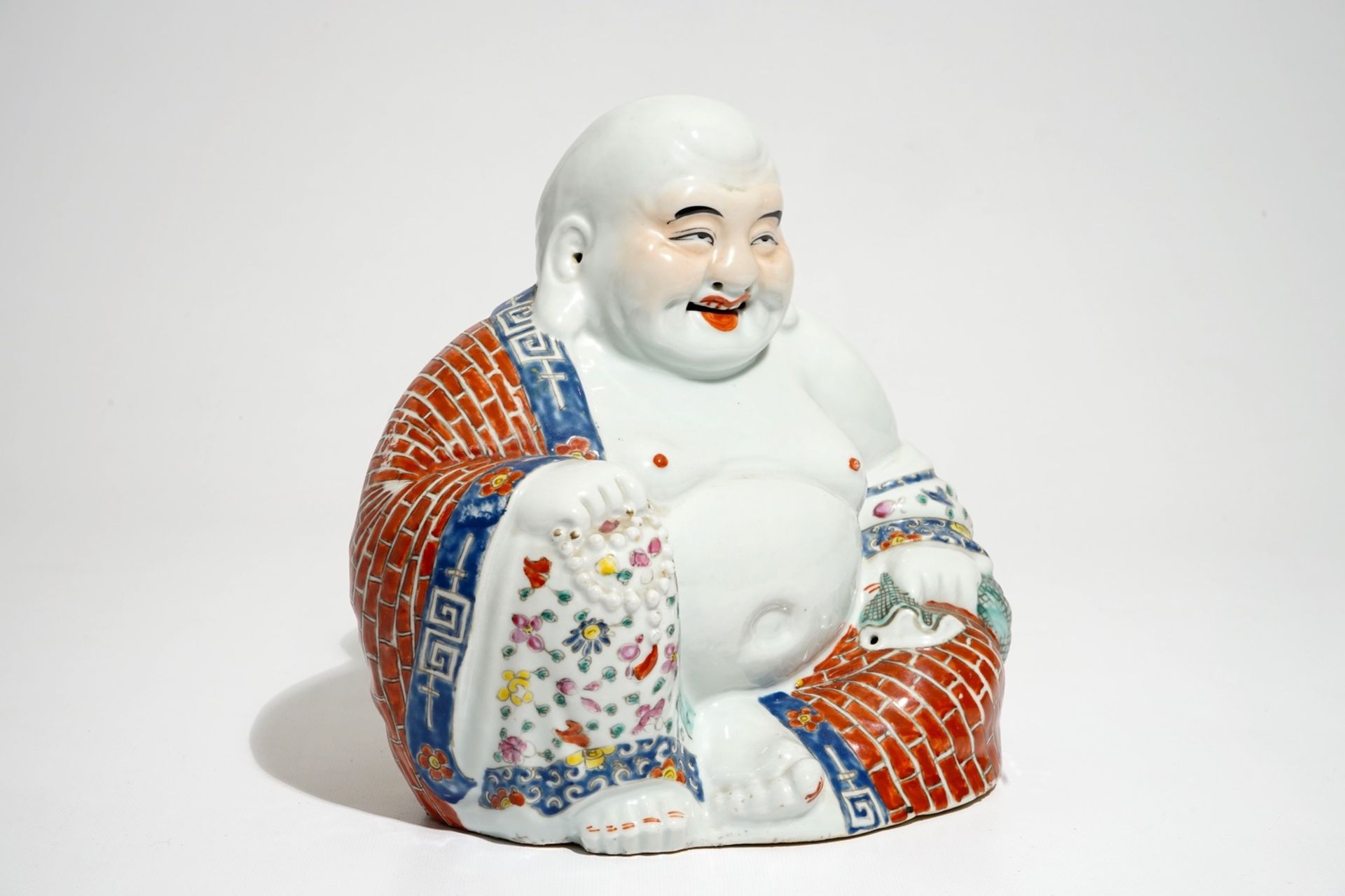 A large Chinese famille rose model of Buddha, 19/20th C. - Image 7 of 7
