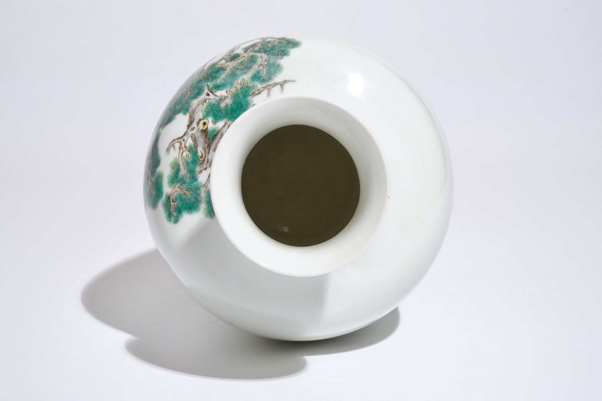 A Chinese famille rose warriors vase, Ju Ren Tang mark, Republic, 20th C. - Image 7 of 7