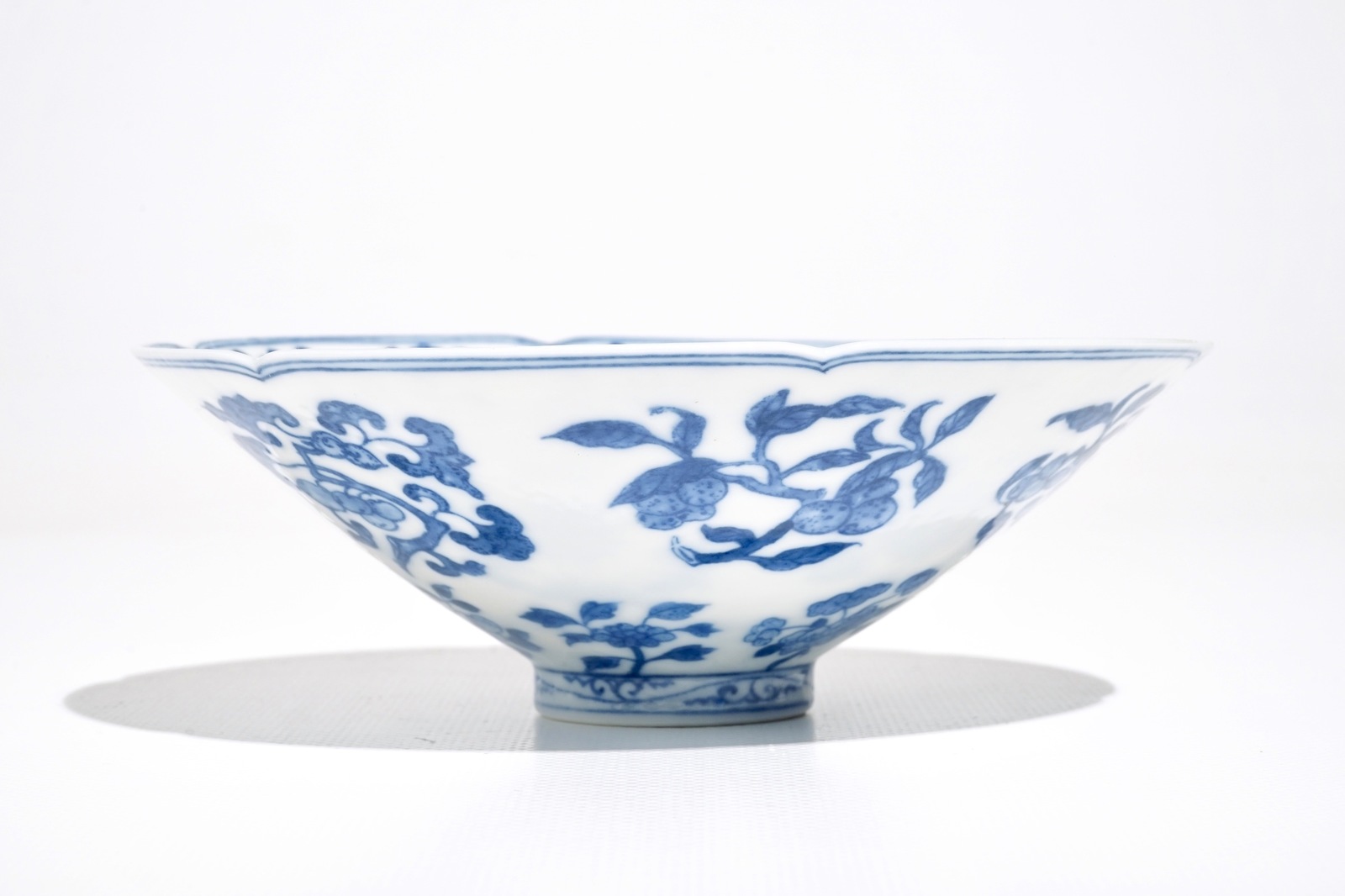 A Chinese blue and white bowl with flowers and fruits, 19th C. - Image 4 of 6