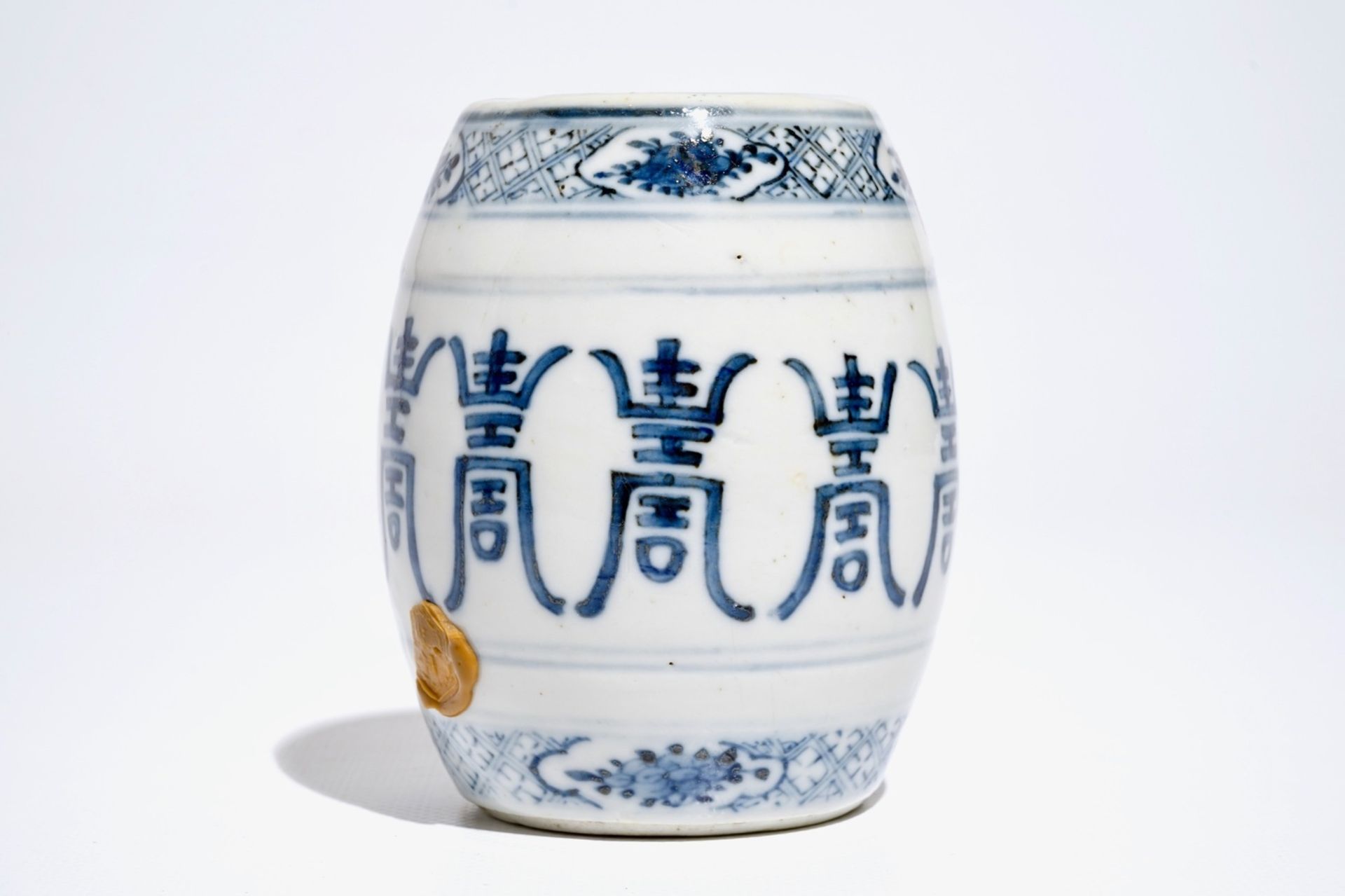 A Chinese blue and white barrel-shaped incense holder with "Shou" design, 19/20th C. - Image 4 of 7