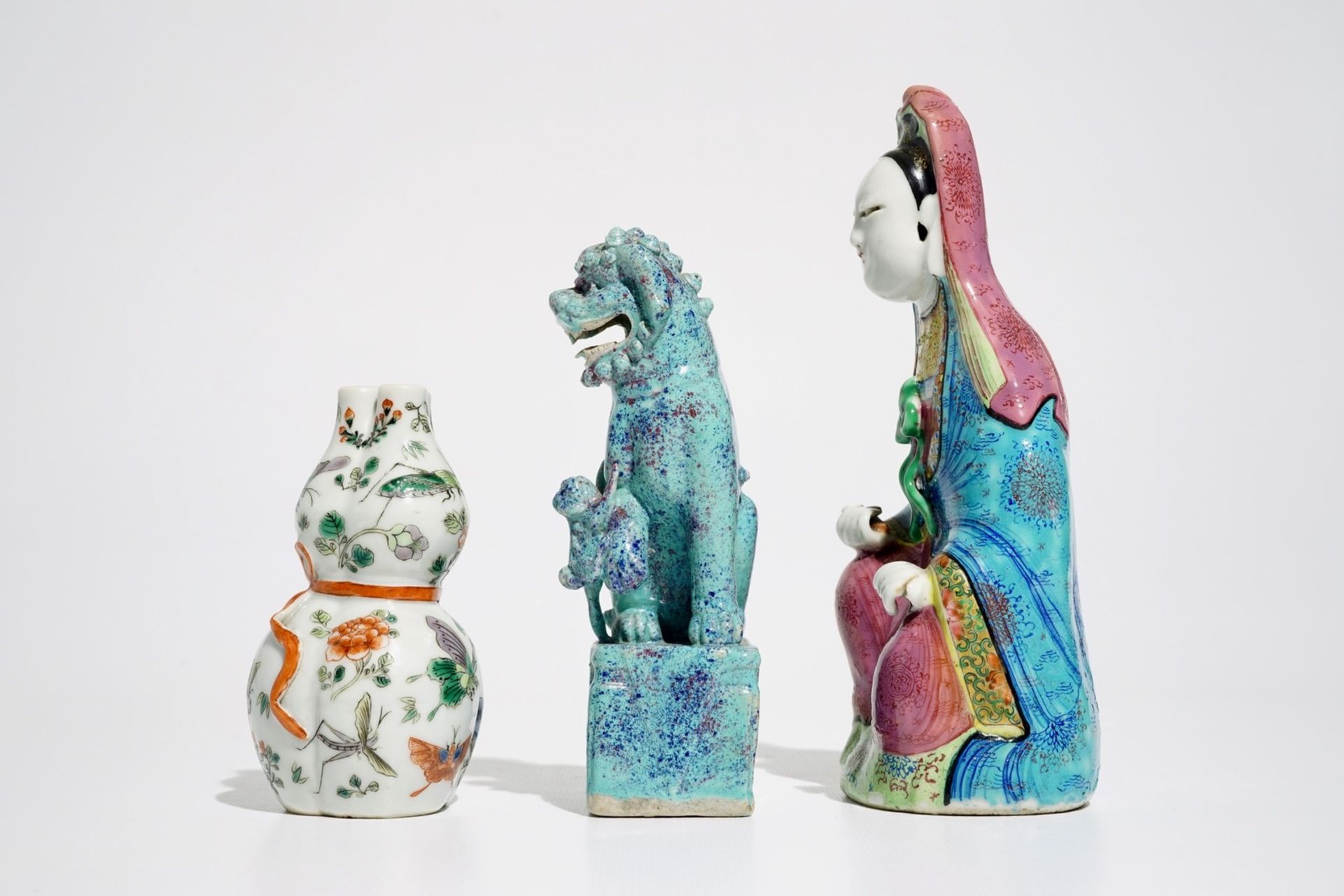 A Chinese robin's egg Buddhist lion, a famille rose Guanyin and a famille verte vase, 19/20th C. - Image 5 of 7