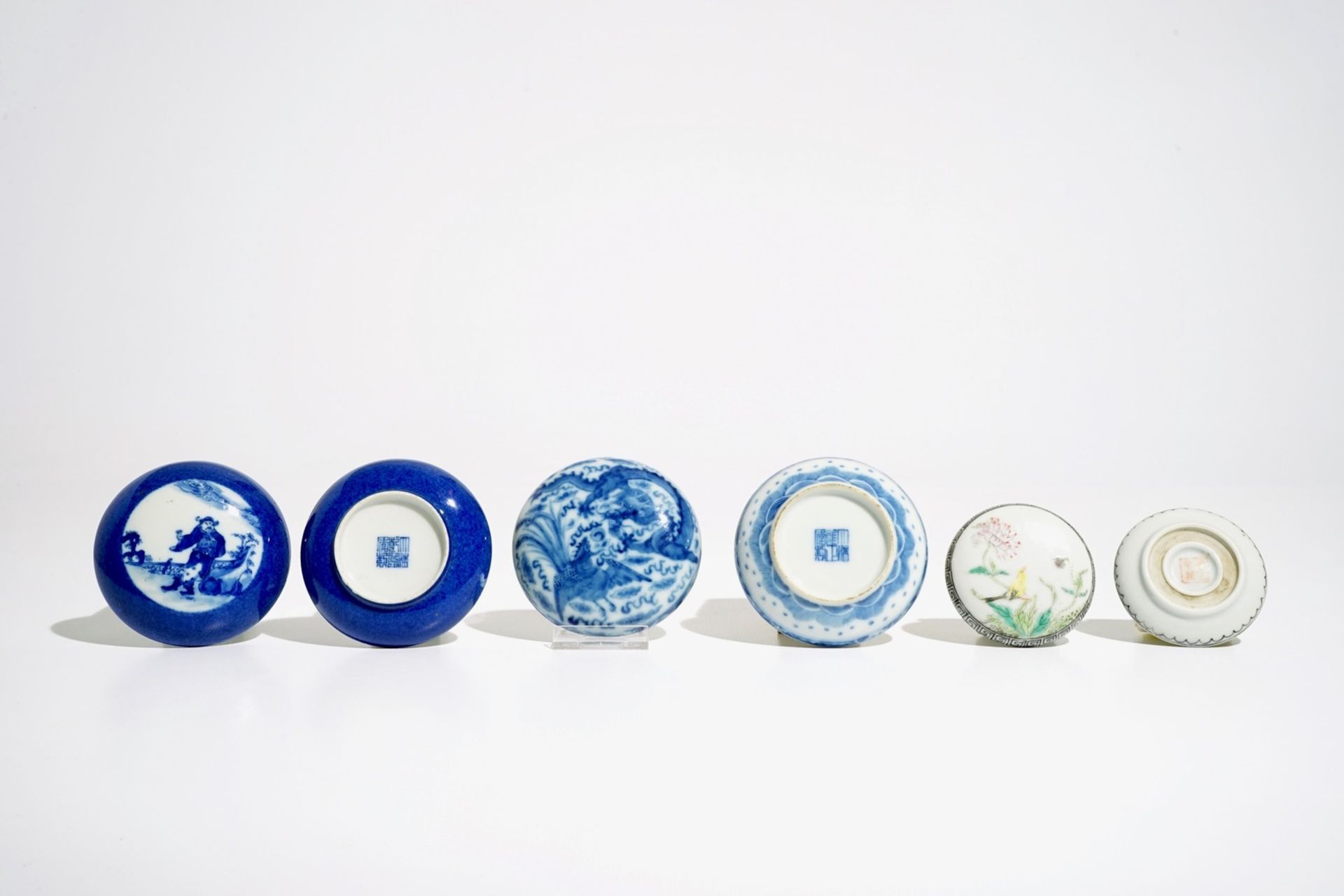 Three Chinese blue and white and famille rose circular boxes and covers, 19/20th C. - Image 6 of 7