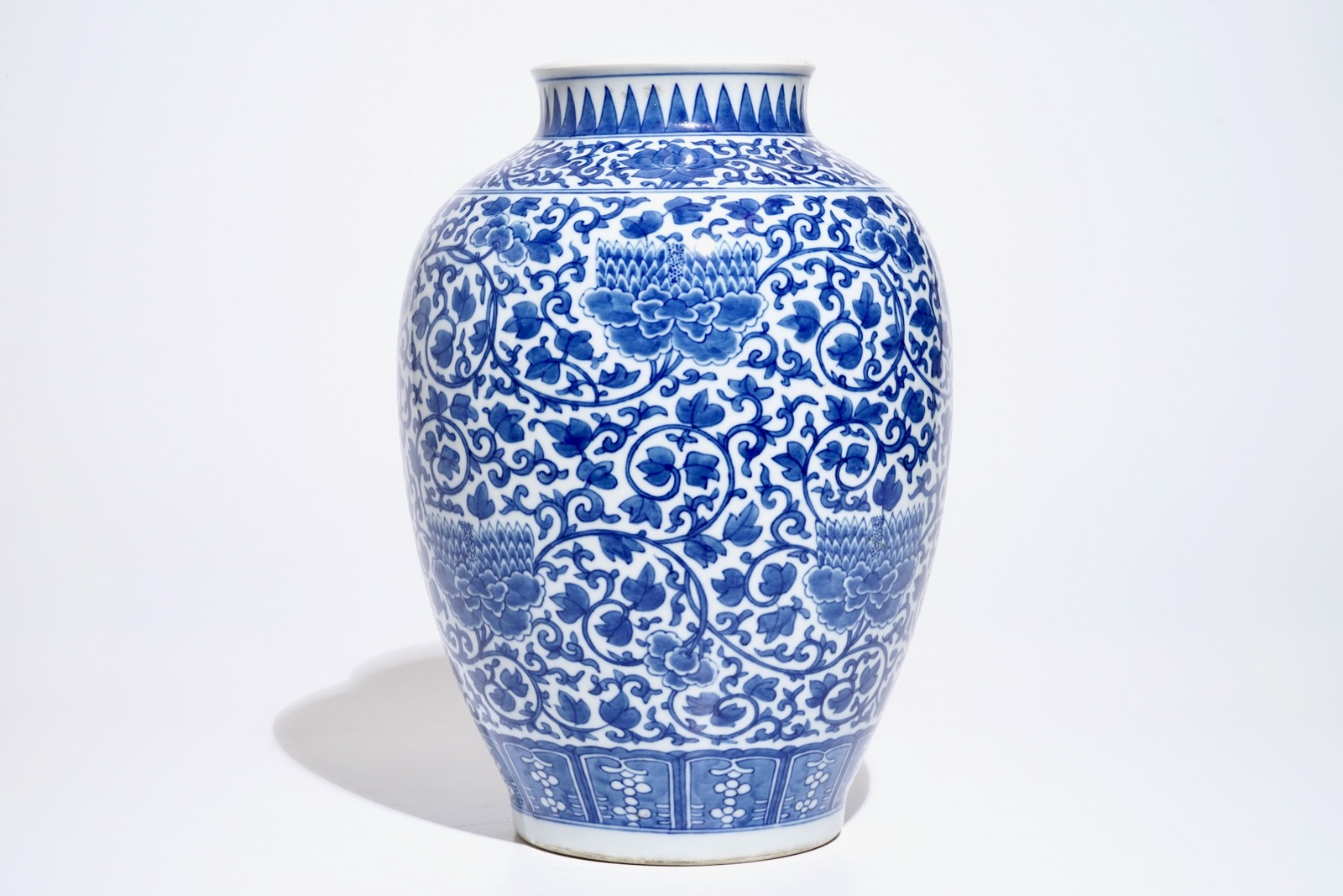 A Chinese blue and white peony scroll vase, 19th C. - Image 3 of 6