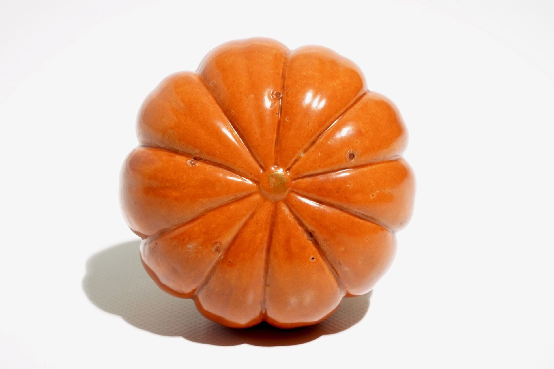 A Chinese coral-glazed model of a pumpkin, 19/20th C. - Image 7 of 7