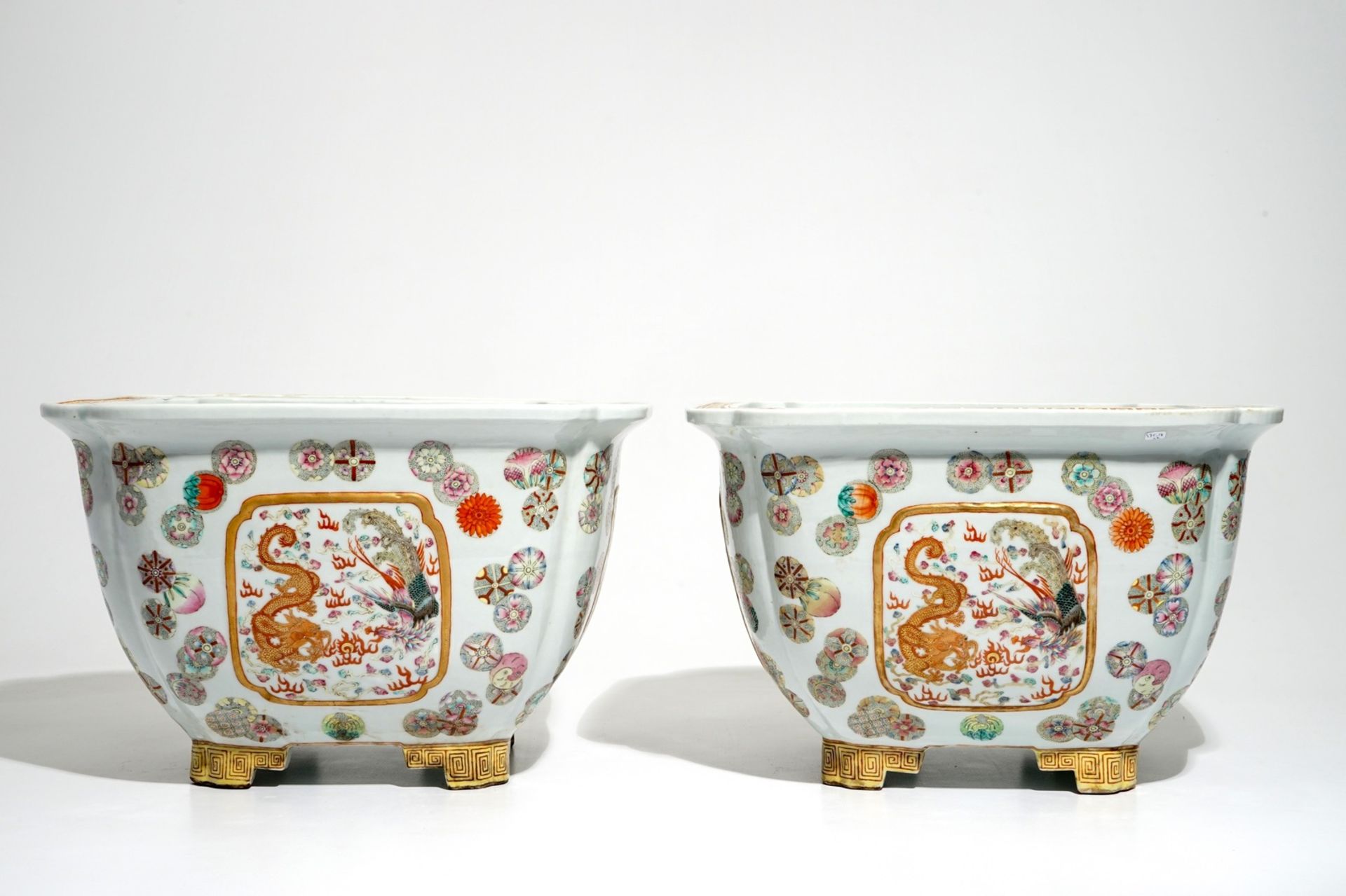 A pair of large Chinese famille rose jardinieres, 20th C. - Image 4 of 6