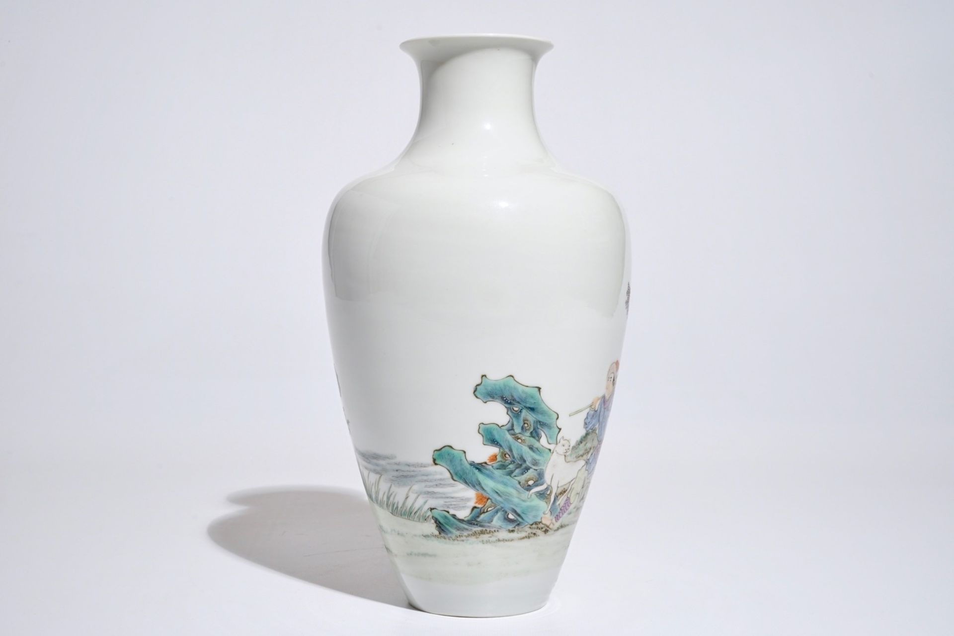 A Chinese famille rose warriors vase, Ju Ren Tang mark, Republic, 20th C. - Image 4 of 7