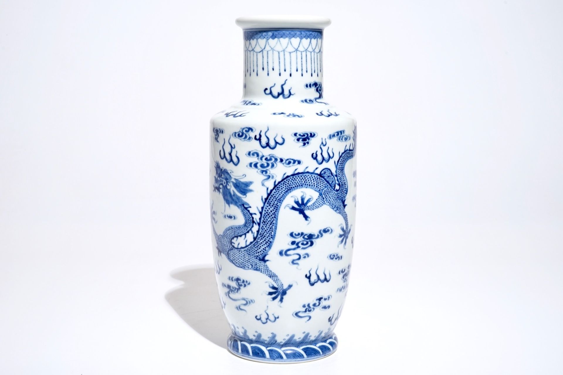 A Chinese blue and white rouleau vase with dragons, 19/20th C. - Image 4 of 6