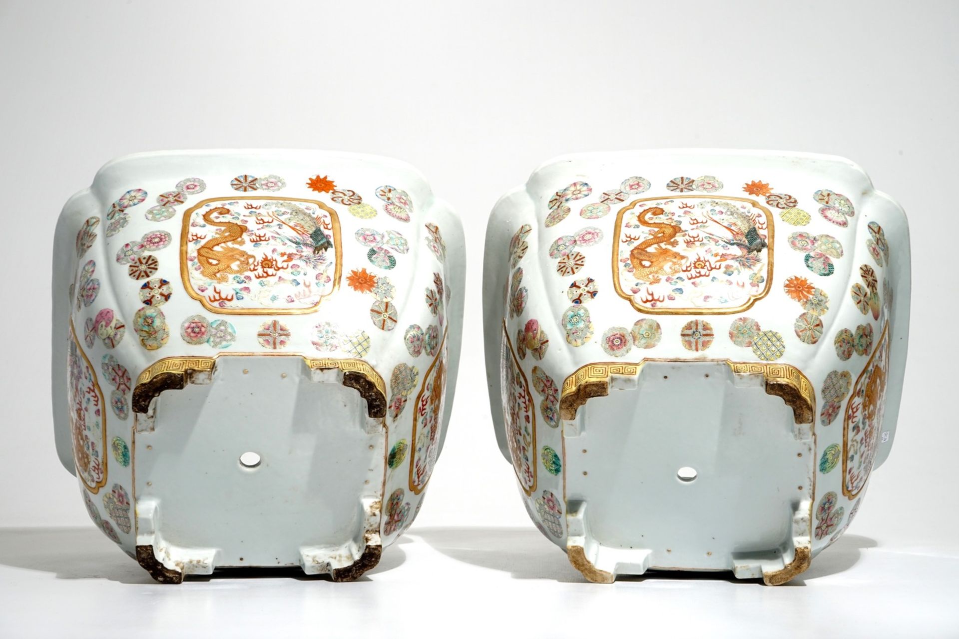 A pair of large Chinese famille rose jardinieres, 20th C. - Image 6 of 6