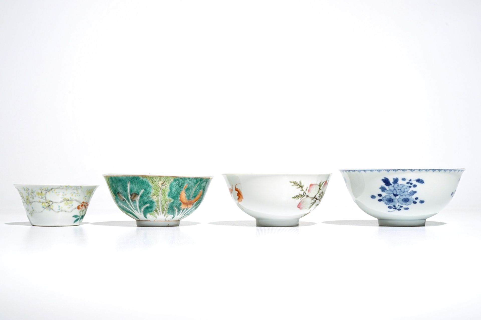 Four various Chinese famille rose and blue and white bowls, 19/20th C. - Image 2 of 6