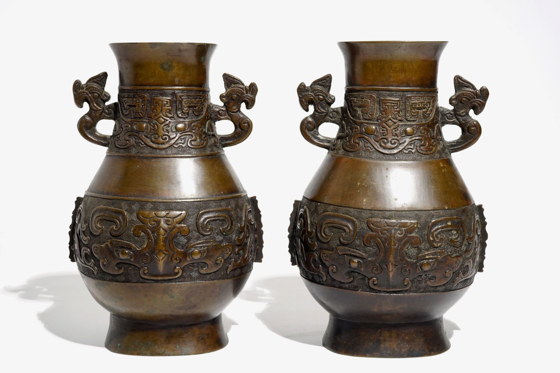 A pair of Chinese bronze hu vases in archaic style, 19th C. - Image 3 of 6