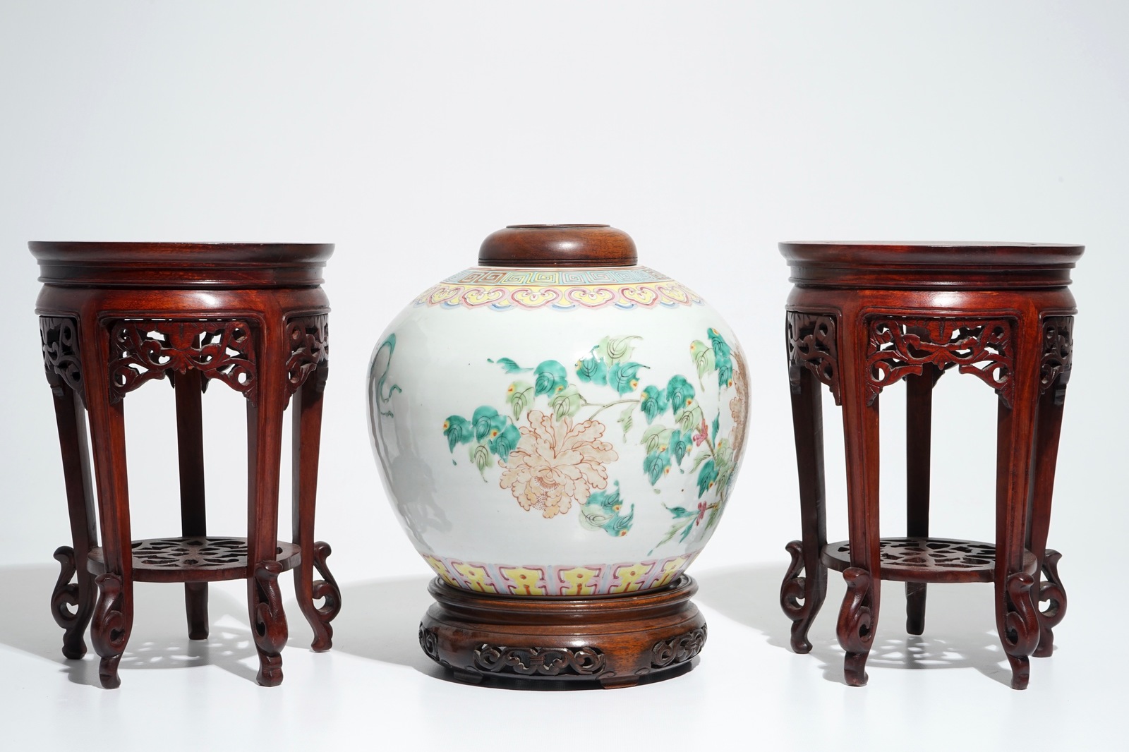 A Chinese famille rose jar and cover, with a pair of wooden stands, 19/20th C. - Image 4 of 6