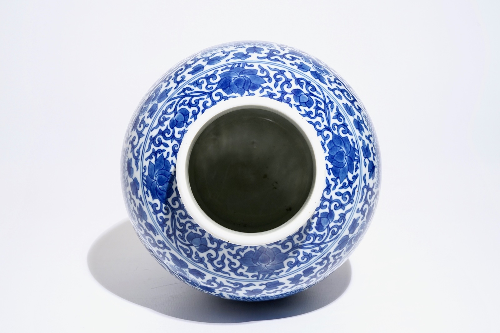 A Chinese blue and white peony scroll vase, 19th C. - Image 5 of 6