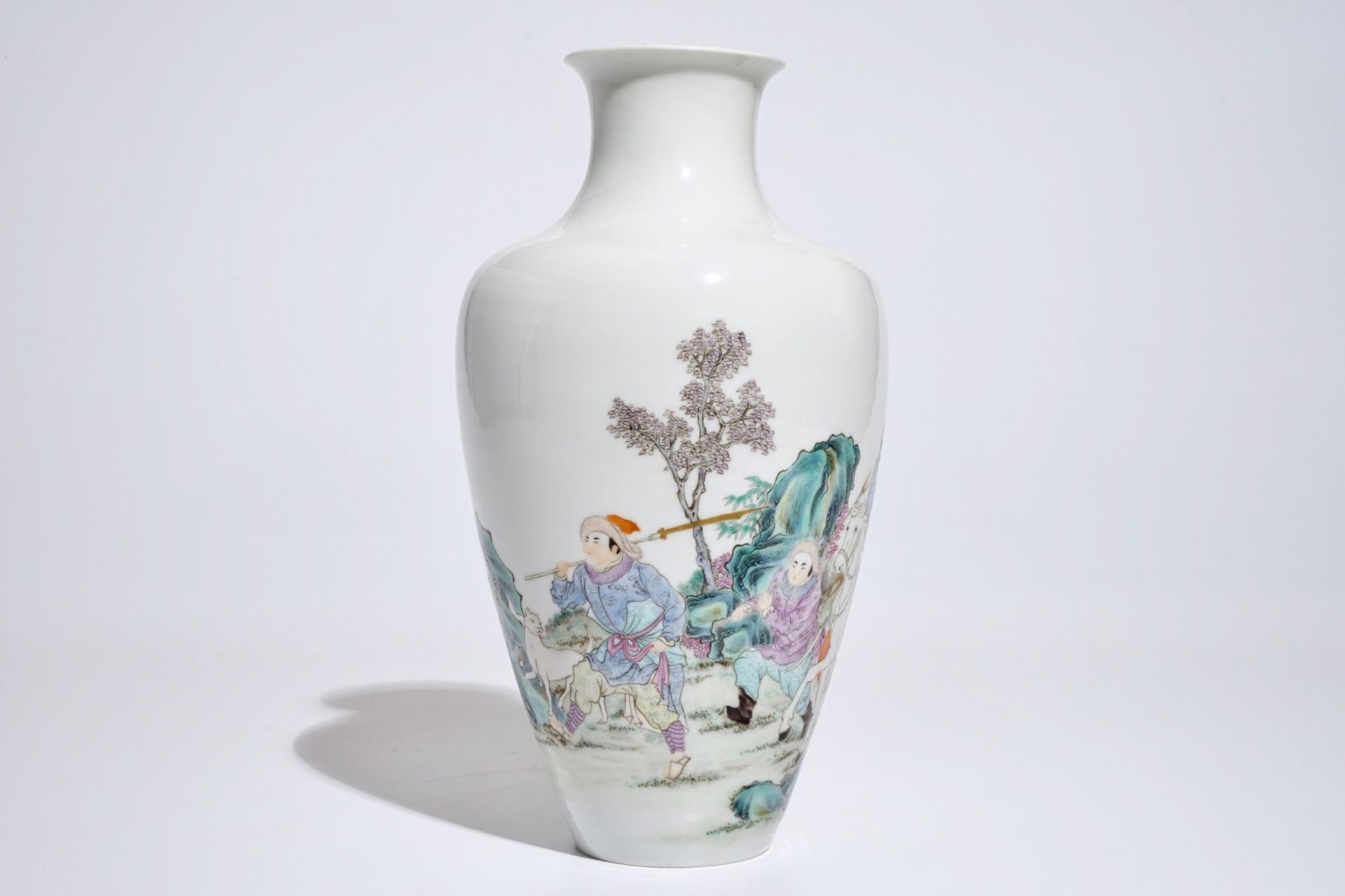 A Chinese famille rose warriors vase, Ju Ren Tang mark, Republic, 20th C. - Image 3 of 7