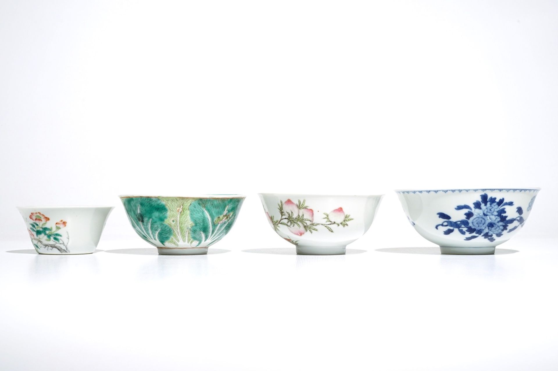 Four various Chinese famille rose and blue and white bowls, 19/20th C. - Image 4 of 6