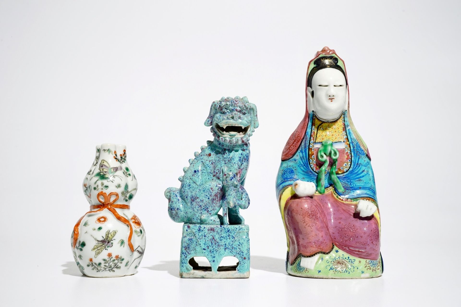 A Chinese robin's egg Buddhist lion, a famille rose Guanyin and a famille verte vase, 19/20th C. - Image 2 of 7