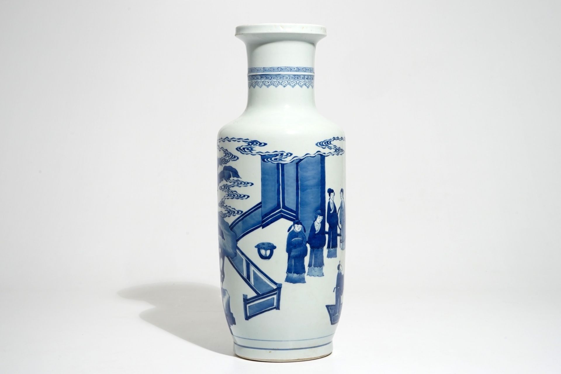 A Chinese blue and white rouleau vase with a court scene, 19/20th C. - Image 4 of 6