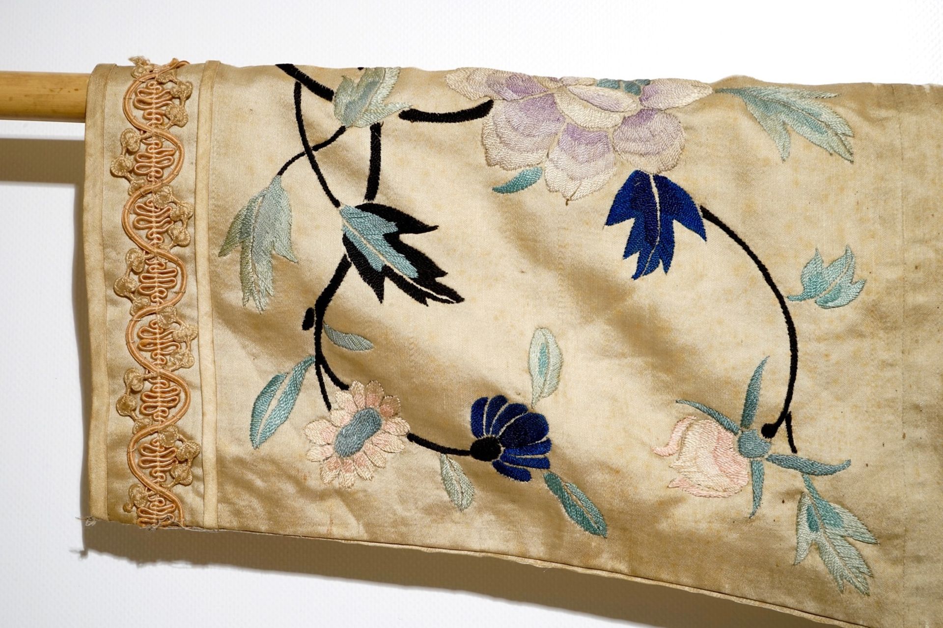 A Chinese embroidered silk woman's robe, late Qing or early Republic - Image 4 of 7