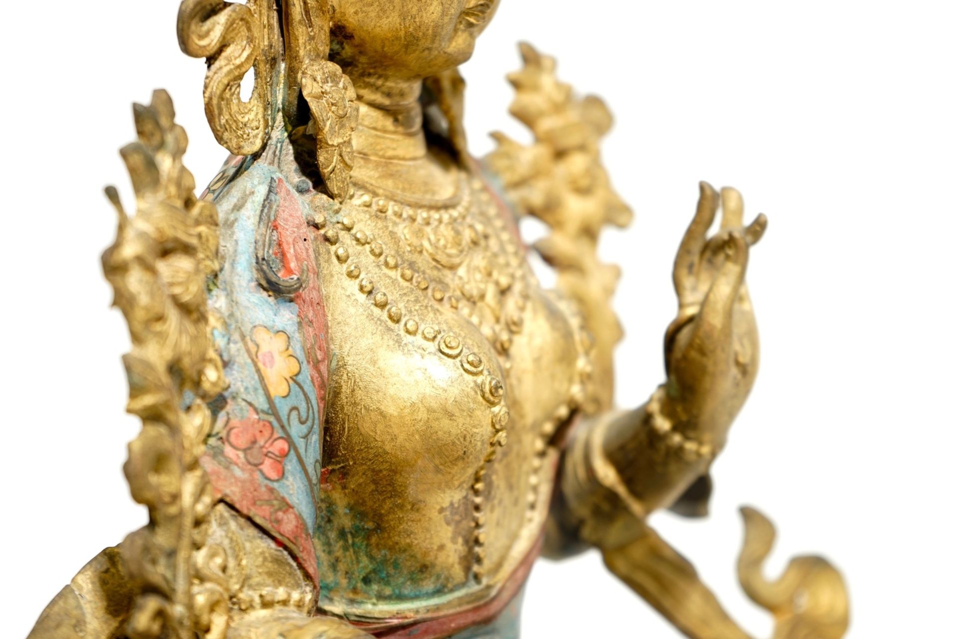 A large Chinese gilt bronze and cloisonné figure of Green Tara, 19th C. - Image 7 of 10