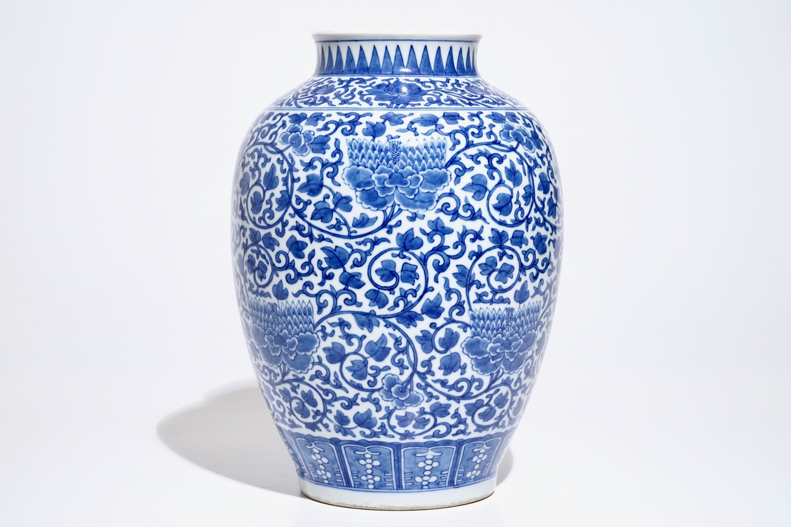 A Chinese blue and white peony scroll vase, 19th C. - Image 4 of 6