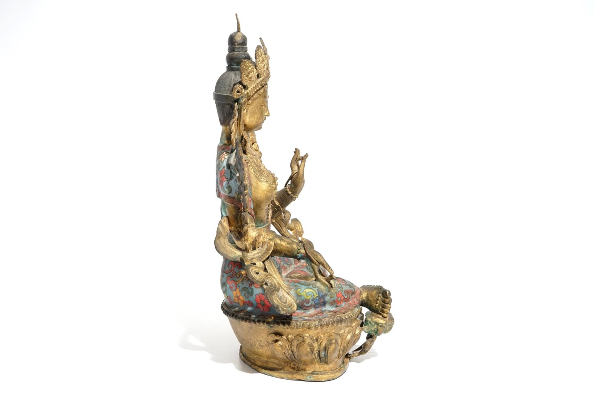 A large Chinese gilt bronze and cloisonné figure of Green Tara, 19th C. - Image 4 of 10