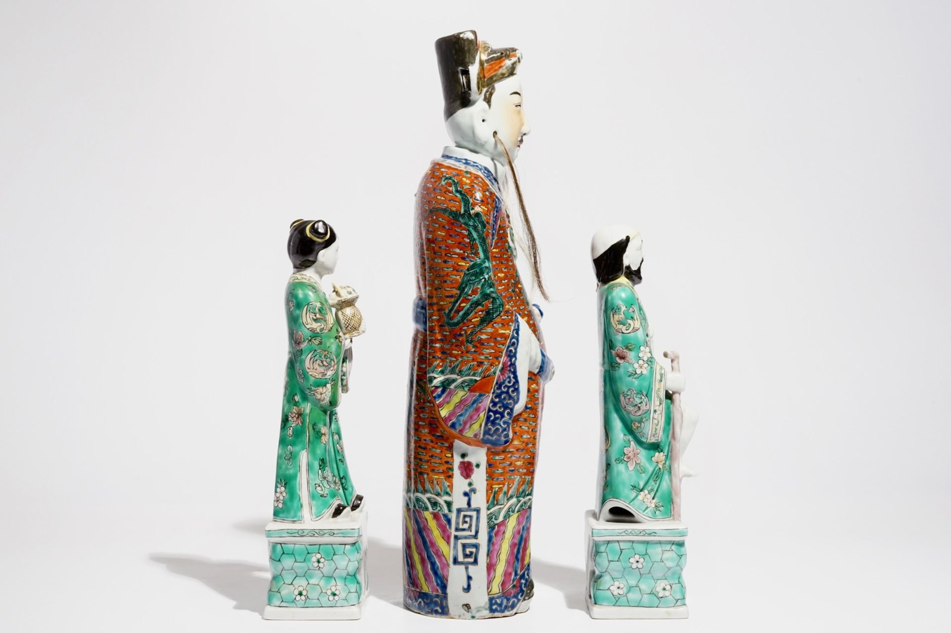 A Chinese famille rose figure of an immortal and a pair of famille verte figures, 19/20th C. - Image 3 of 7