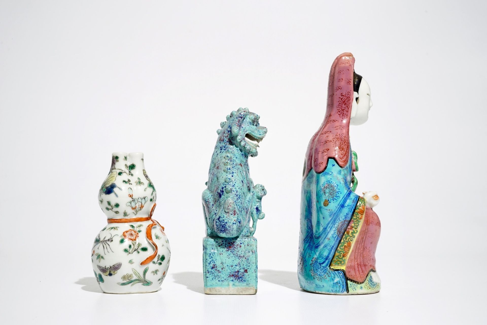 A Chinese robin's egg Buddhist lion, a famille rose Guanyin and a famille verte vase, 19/20th C. - Image 3 of 7