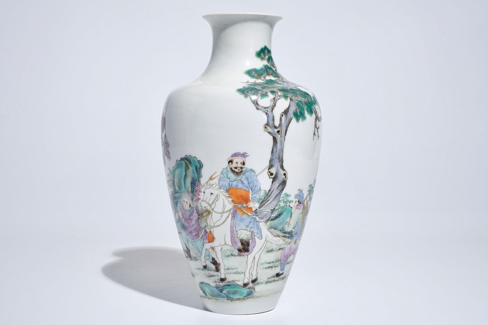 A Chinese famille rose warriors vase, Ju Ren Tang mark, Republic, 20th C. - Image 2 of 7