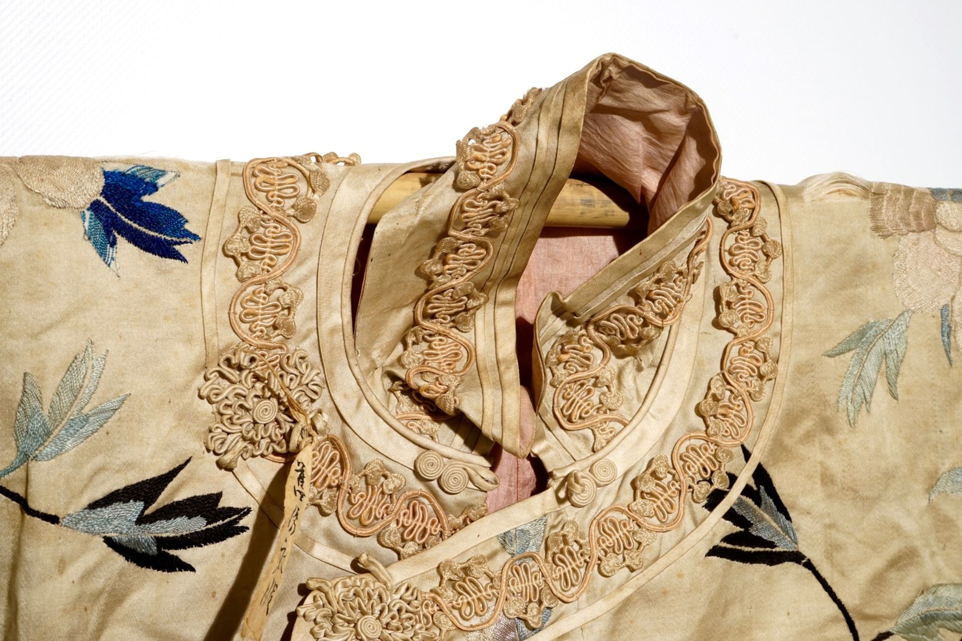 A Chinese embroidered silk woman's robe, late Qing or early Republic - Image 5 of 7