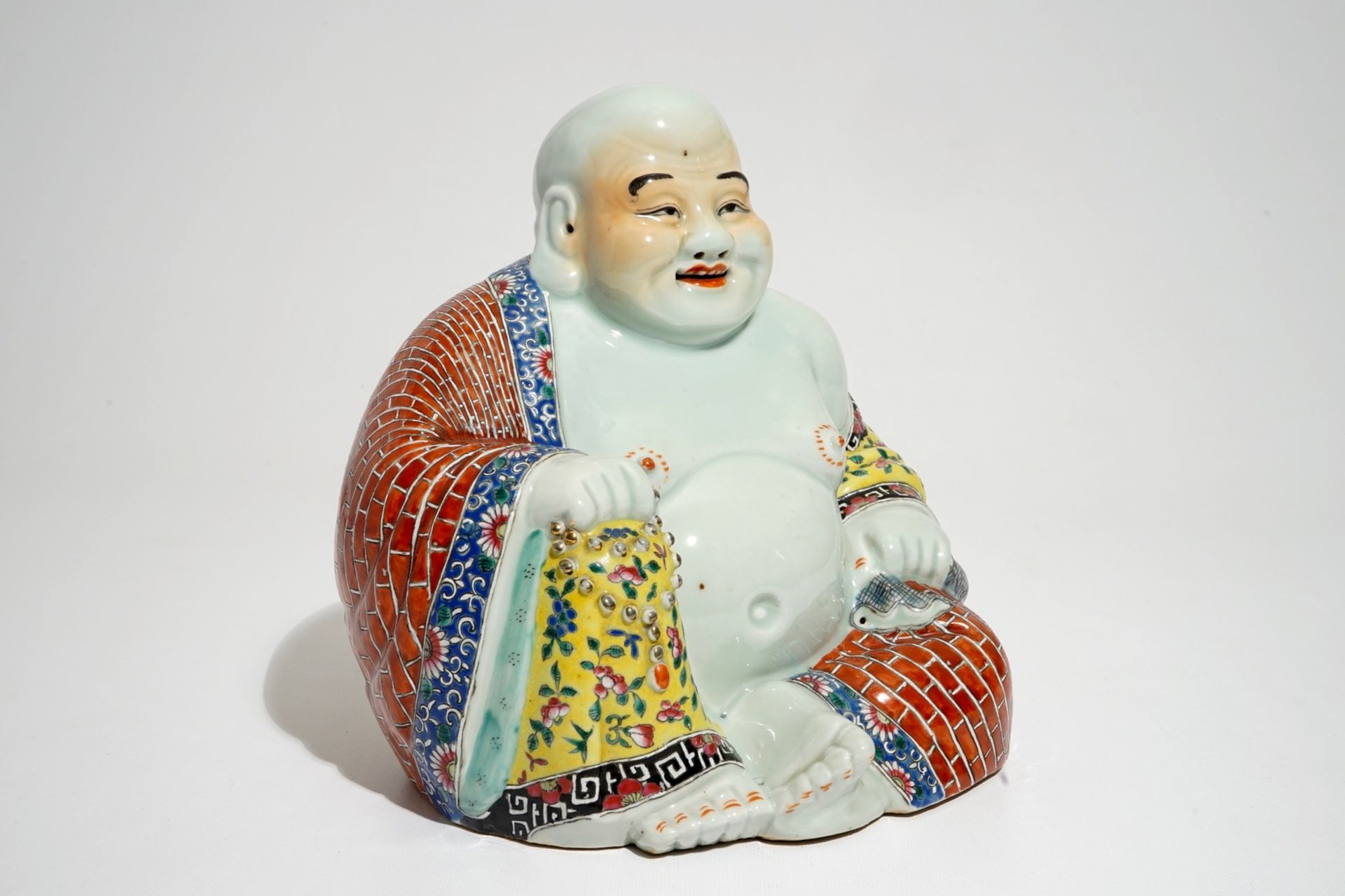 A Chinese famille rose model of Buddha, marked Wan Tong Shun Zao, Republic, 20th C. - Image 7 of 7