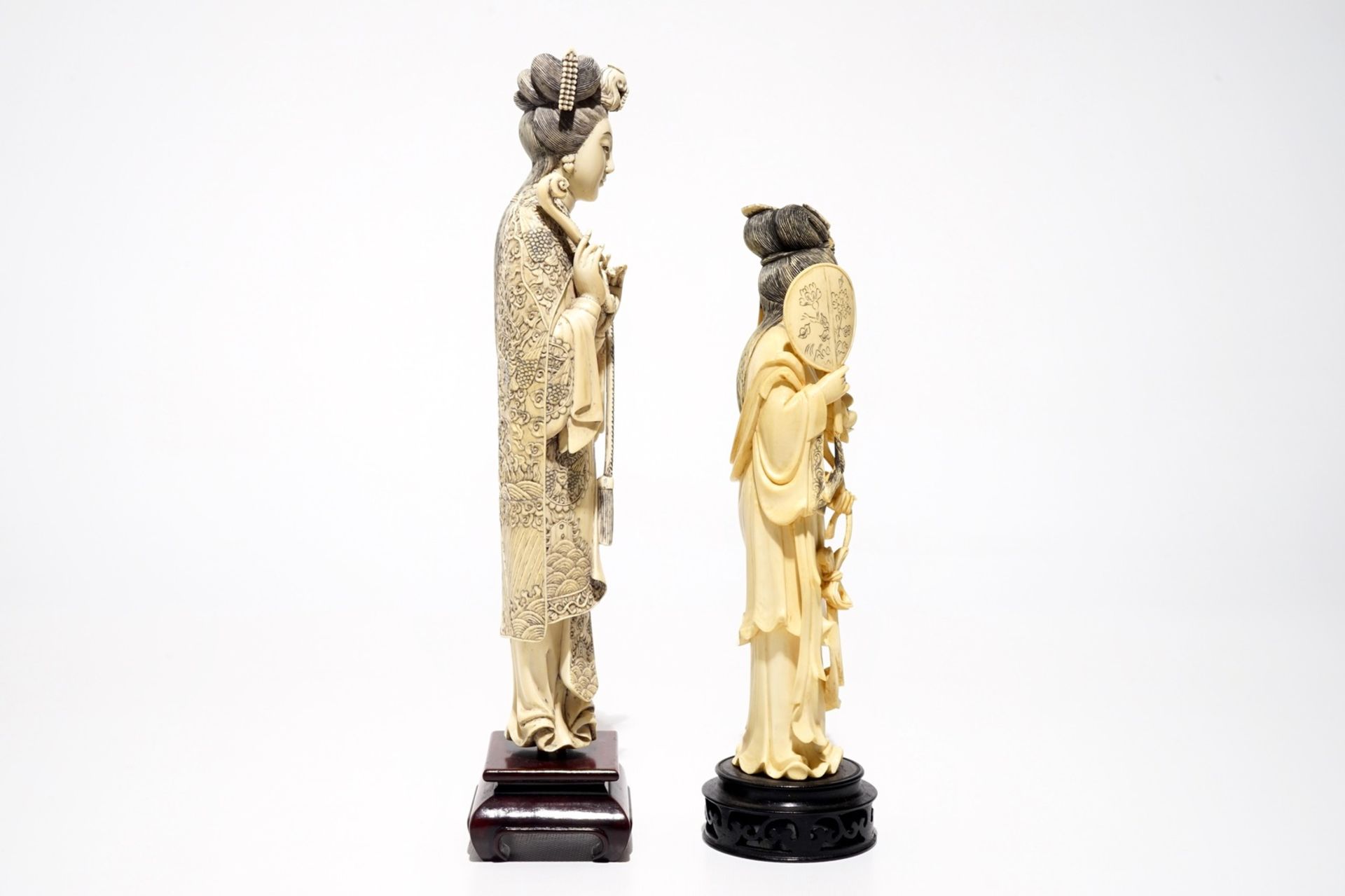 Two Chinese ivory figures of ladies on wooden bases, 19/20th C. - Image 3 of 7