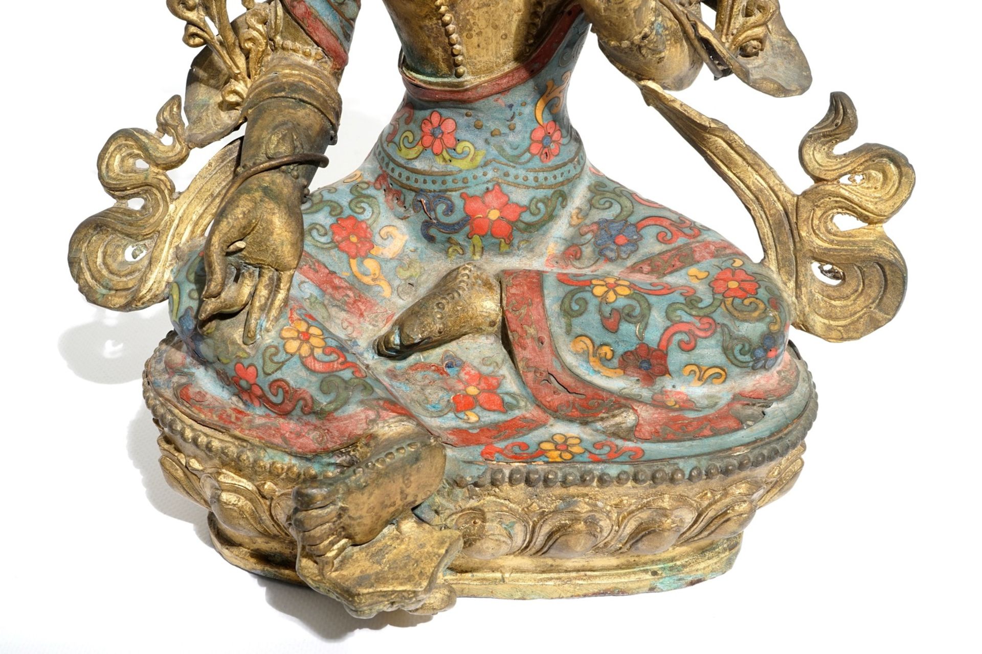 A large Chinese gilt bronze and cloisonné figure of Green Tara, 19th C. - Image 9 of 10