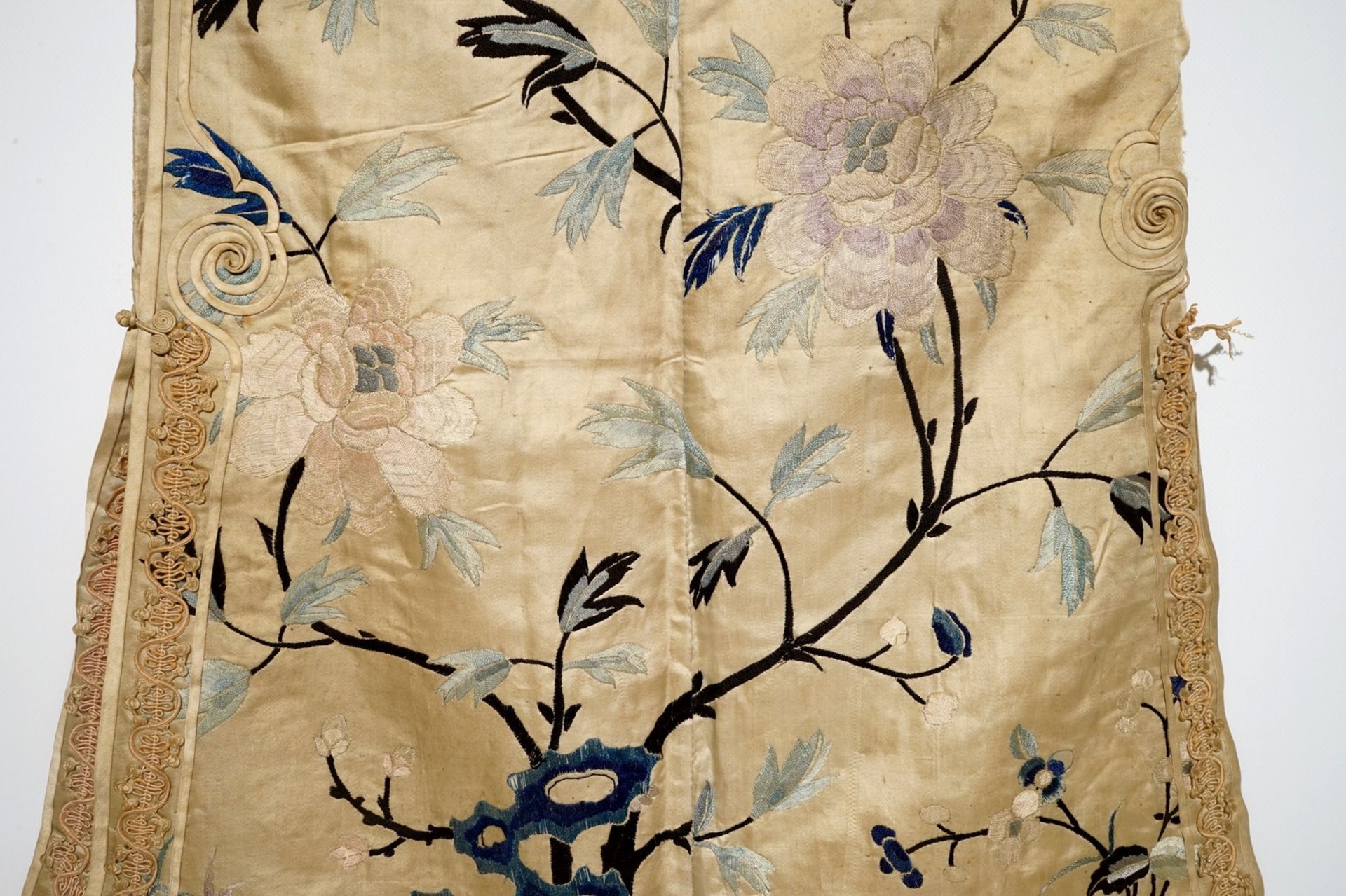 A Chinese embroidered silk woman's robe, late Qing or early Republic - Image 6 of 7
