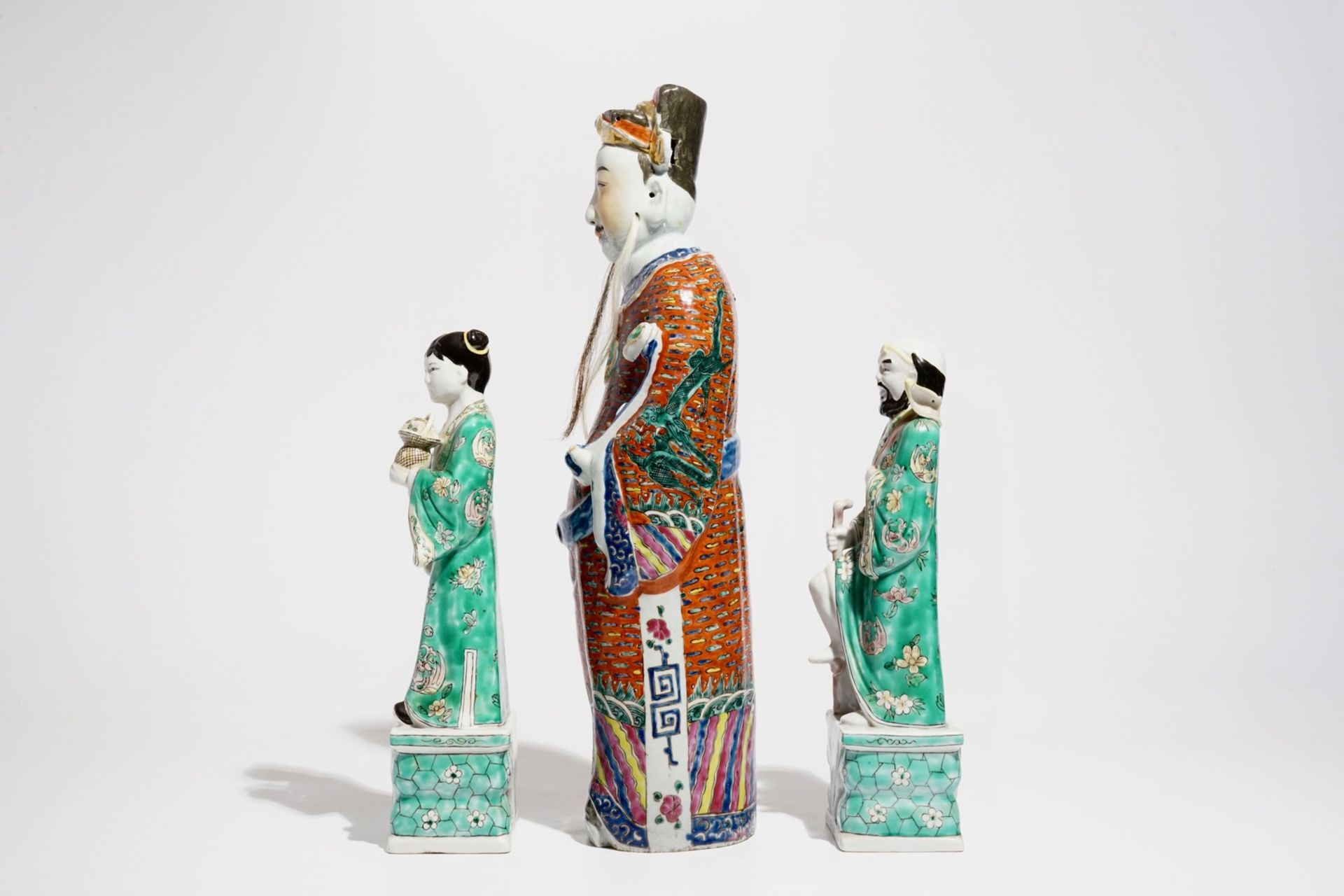 A Chinese famille rose figure of an immortal and a pair of famille verte figures, 19/20th C. - Image 5 of 7