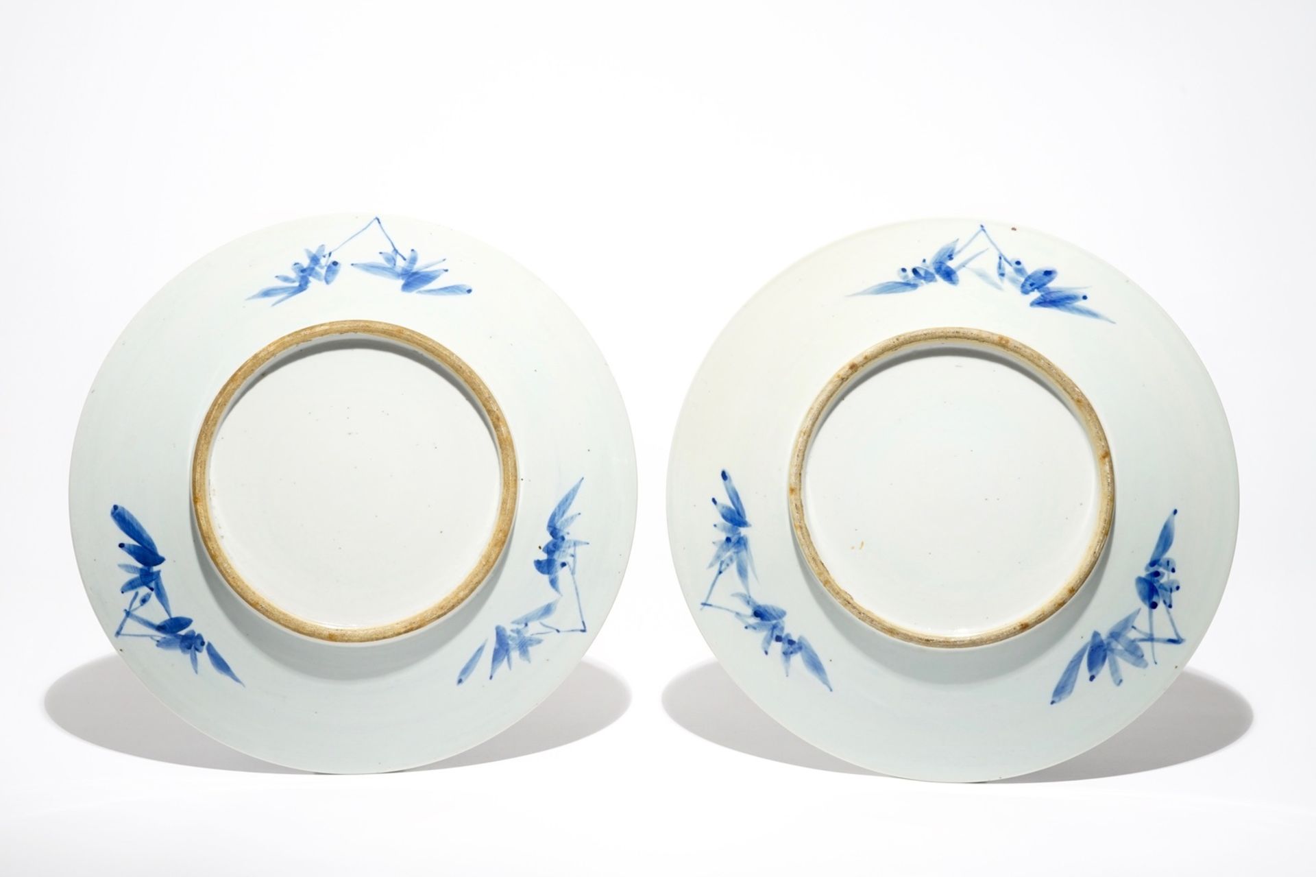 A pair of Chinese blue and white chargers with birds and an agate carving, 19/20th C. - Image 3 of 9