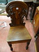 A VICTORIAN MAHOGANY SHIELD SHAPED BACK HALL CHAIR, 89 cms high