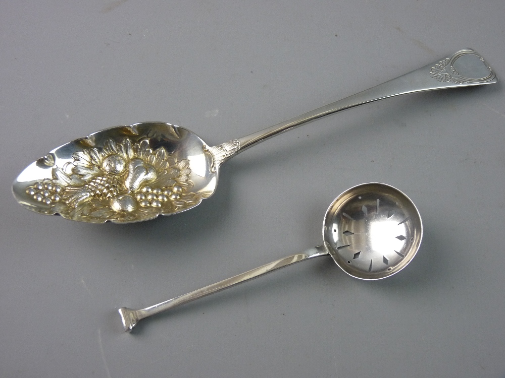 A GEORGIAN SILVER FRUIT SERVING SPOON, 1.7 troy ozs, London 1812 and a silver castor spoon with