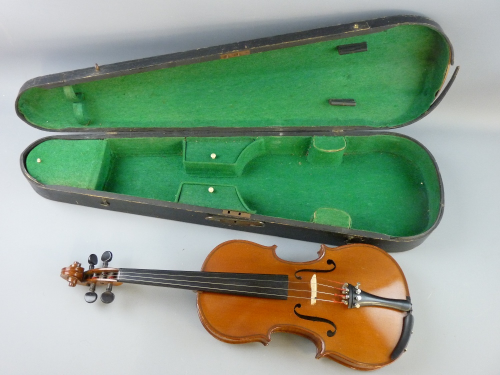 AN EARLY 20th CENTURY VIOLIN with interior label marked 'Fournier' with additional lettering to