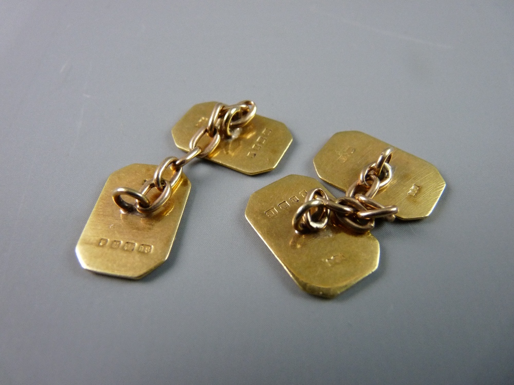 A PAIR OF EIGHTEEN CARAT GOLD OBLONG CUFFLINKS, each with canted corners, 11.5 grms