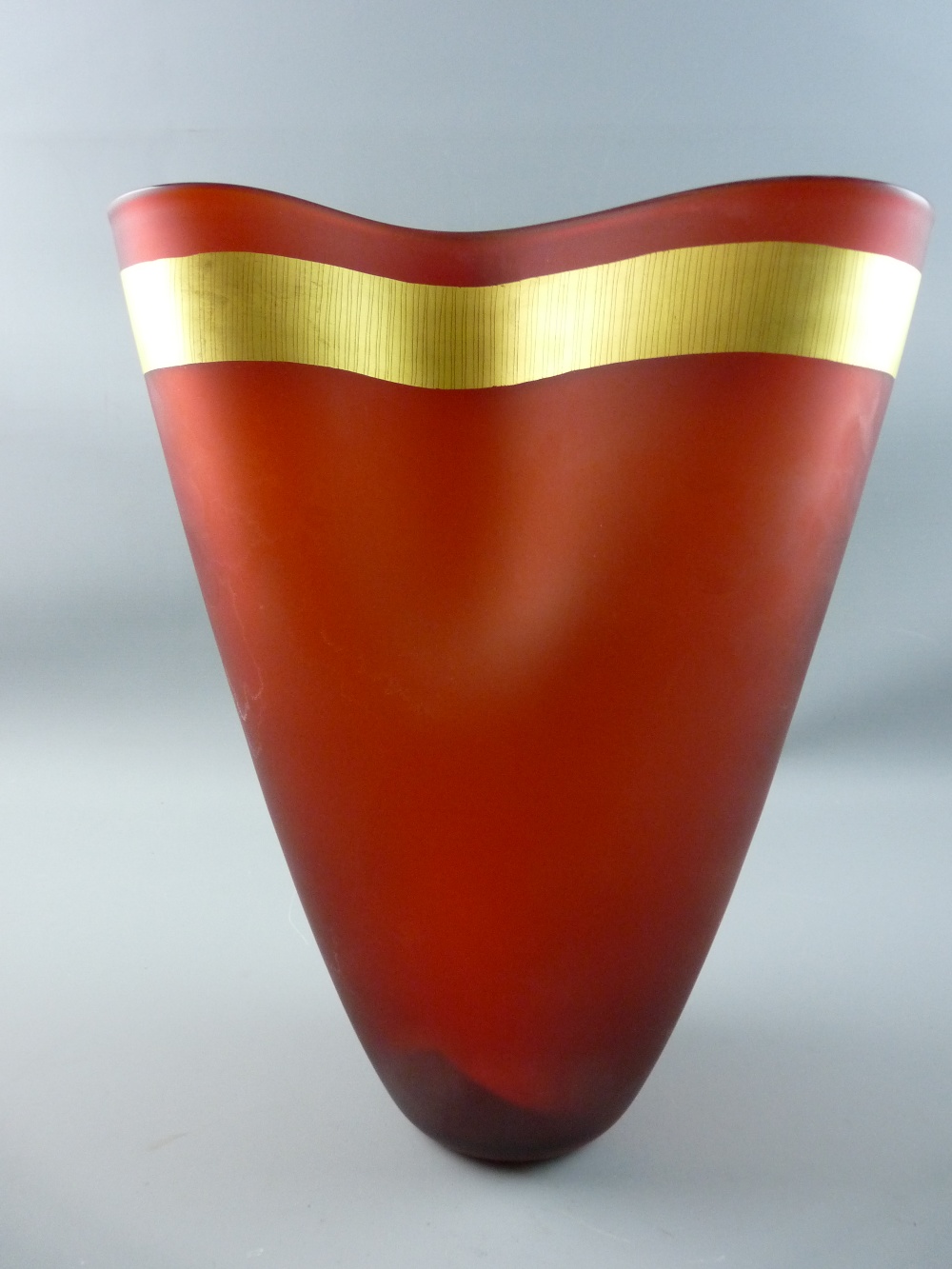 A LARGE SALVIATI ITALIAN ART GLASS VASE from the series titled 'Pizzicati' by Norberto Moretti, a