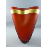 A LARGE SALVIATI ITALIAN ART GLASS VASE from the series titled 'Pizzicati' by Norberto Moretti, a