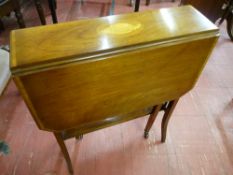 AN EDWARDIAN INLAID MAHOGANY SUTHERLAND TABLE, crossbanded satin wood stringing with Sheraton