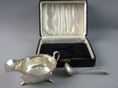 A HALLMARKED SILVER SAUCE BOAT AND LADLE (cased), Sheffield 1947, 4.5 troy ozs