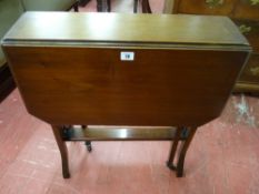 AN EDWARDIAN MAHOGANY SUTHERLAND TABLE, twin flap with brass castors to the supports, the slatted