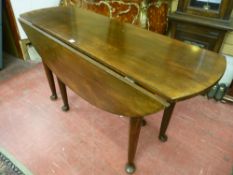 A GEORGIAN-STYLE TWIN FLAP PAD FOOT DINING TABLE 76cms height, 149.5cms width, 53cms closed