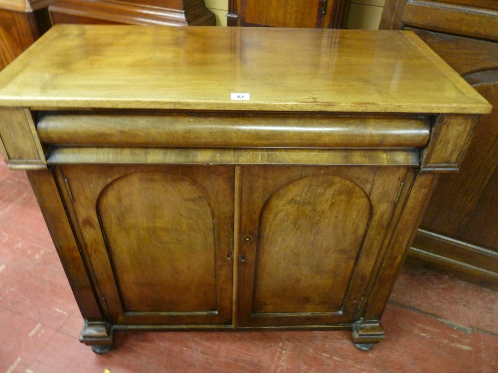 A NEAT REGENCY MAHOGANY TWO DOOR CHIFFONIER BASE with single shaped frieze drawer, twin lower