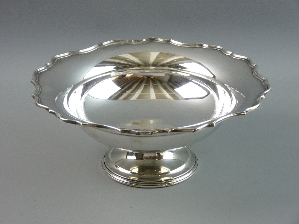 A SILVER PEDESTAL BOWL with wavy rim, 25.5 cms diameter, Birmingham 1929, 16 troy ozs