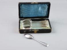 A CASED SET OF SILVER RAT'S TAIL PATTERN TEASPOONS, London 1900, 4.8 troy ozs, monogrammed