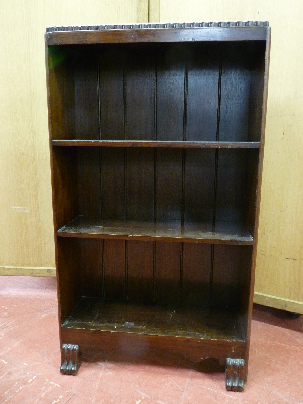 A NEAT MAHOGANY THREE SHELF BOOKCASE with shaped lower apron on reeded feet, 92 cms high, 53.5 cms