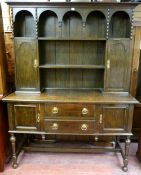 AN EARLY 20th CENTURY POLISHED DRESSER, the rack having two centre shelves with triple arch hooded